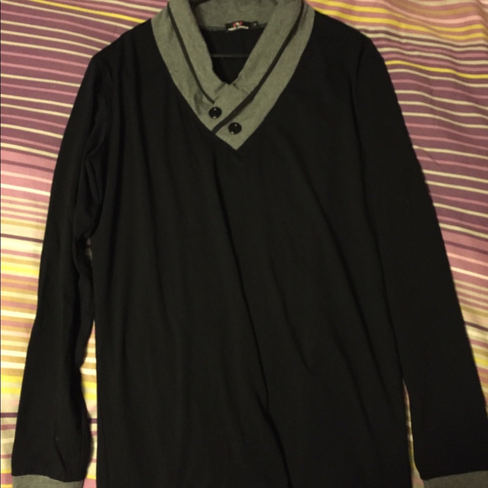 Black Pullover V-neck shirt